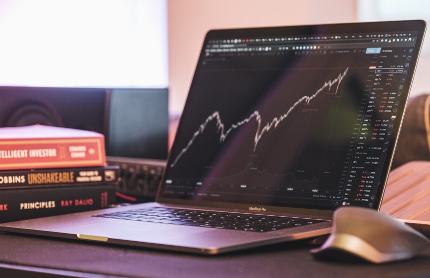Warren Buffett’s ‘Crypto Stock’ Outperforms Apple and Amazon, Yet Lags Behind Bitcoin